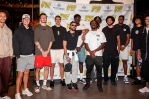 篮球场外继续配合！老鹰队友参加特雷-杨基金会匹克球活动