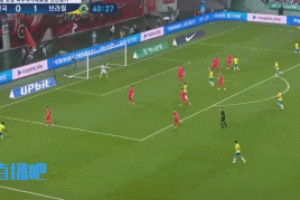 秀飞了！罗德里戈禁区内故意漏球+晃晕后卫，右脚弧线球打门得手