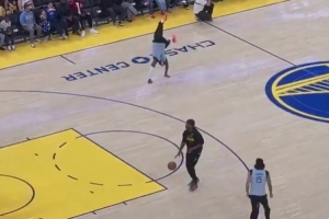 都挺会玩！希尔德侧手翻后出手三分 结果被巴特勒用“上篮”干扰