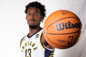 他真的我哭死！怀斯曼运动战4中4&罚球2中2 贡献10分5篮板