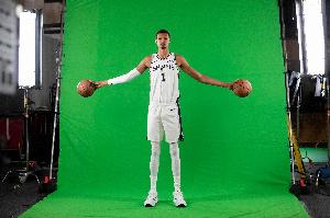 太超模了！文班从己方禁区到敌方禁区只用了4次运球