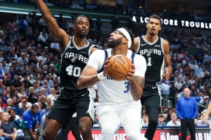 文班这我能防住？浓眉22分13板1助2断1帽 被文班亚马40分15板打爆