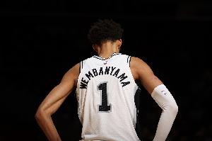 两节半27分10板3帽！加内特发推：文班亚马MVP