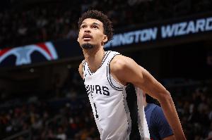 这还是人类吗？文班随心所欲肆虐篮筐 半场仅投1个三分砍21+8+1帽