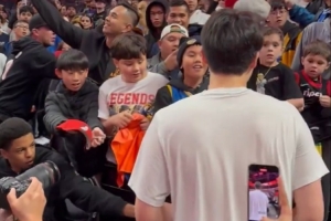 这也太幸福了！场边小孩哥球迷获得杨瀚森球鞋 小杨还顺手签名了