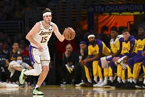 真奔着4000万去了！里夫斯砍下25分11助7板 仅1失误&正负值+17