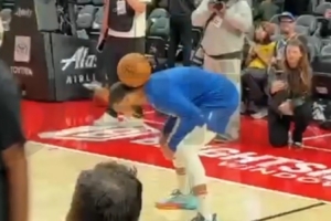 小学生活挺多😂库里赛前训练 和助教玩足球配合后命中三分