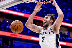 解说：马刺这赛季盼科内特尽可能多打 但实际情况是时间必须控制