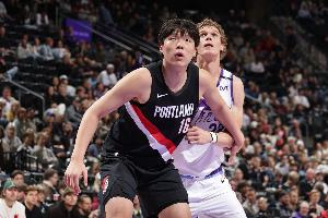 保持耐心！杨瀚森出战4分钟贡献2分！但也出现1失误+2犯规