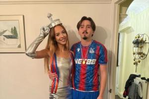 水晶宫球迷的万圣节创意COS😂让女朋友扮成足总杯奖杯……