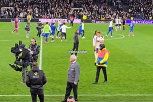 将帅不和？👀斯彭斯与范德芬赛后无视弗兰克交流，后者一脸懵