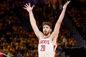 准三双到手！申京13中5得16分10板9助 另有1抢断2盖帽很全面