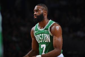 成败皆由你！杰伦-布朗28中13空砍36分 但三分9中0+送致命犯规