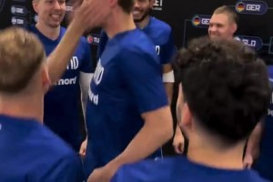 玩挺变态啊！芬兰男篮季军赛前互扇巴掌 马尔卡宁小脸都红了🤣