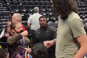 他真的我哭死😭小球迷此前拿出追梦踢蛋照，亚当斯竟照签不误！