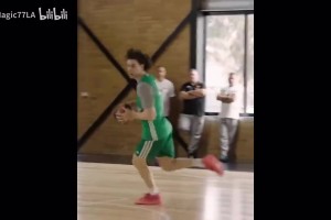 你俩还认识？吉迪与湖人旧将肯德里克纳恩一起进行对抗训练！