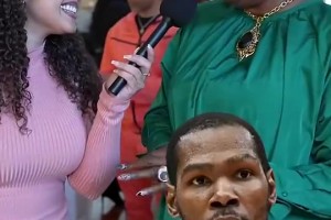 😯洗浴缸还是？杜兰特妈妈曾爆猛料：KD其实很会打扫浴室🛁