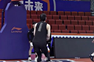 曾被NBA灰熊队选中的天才中锋。。。。。