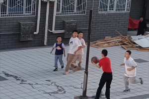 这个小区是不是应该反思一下：为什么孩子打球没有篮筐？🤔🤔