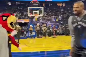 名场面！库里全明星赛中场背投一击即中震撼全场！