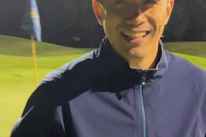 牛啊！赵继伟打高尔夫球直接一杆进洞 引发一阵惊呼~