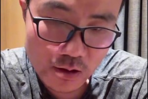 名场面：约基奇遇到大博班秒变“小鸟依人”，“娇妻”约老师！