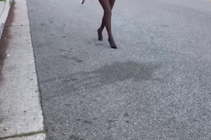 美女配豪车！杰伦-布朗女友这双黑丝美腿，给个80分不过分吧😍