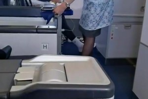 网友此前坐飞机偶遇库里：这是给书包买了个座位？