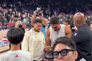 布克见到他也得一愣吧！😂“中国布克”昨日与布克本尊合影，还获亲签球衣