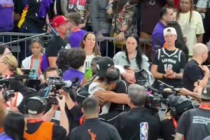 王牌4-0横扫水星夺冠！阿贾赛后抱着男友阿德巴约庆祝！