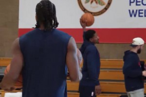 小卡与比尔击掌，比尔张大嘴大喊一声😂