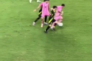 梅西：不在乎你是否站在我身边，我一样会过掉你😭