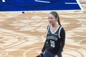 吉娜穿篮网球衣在场边，真是便宜郎朗那小子了😂