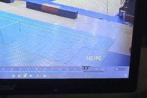 C罗情绪低落自言自语，B费看见后赶紧上前击掌鼓劲