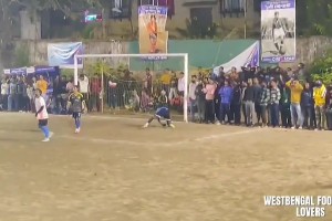 这球可以吹一辈子！门将远射中横梁，弹回来接着凌空远射🐮