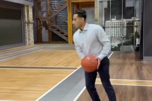 名记Shams爆料雄鹿签下字母弟，顺便展示了一下自己的球技😎