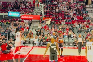 杨瀚森一记小拉杆上篮看得场边一女球迷尖叫，还大喊：杨瀚森牛X