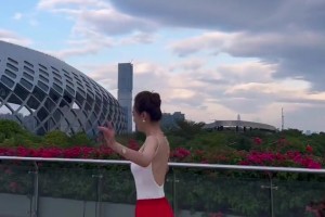 恒大歌舞团团长是是风韵犹存😍这宝贝儿谁不爱啊~