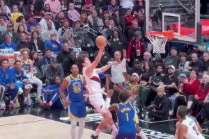 太帅💥杨瀚森假投点飞霍福德！直杀篮下高举高打放进摊手庆祝！