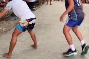 “防守人也不摊手 只是一味的低头吐血”