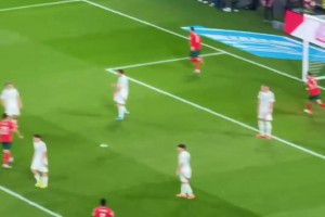 从哪窜出来的😲球迷实拍C罗第二球，防守球员一点反应没有