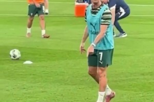 有难度的！热身时C罗向球迷展示高空停球，稳稳停下 小装一波😎