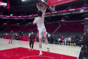 今天能不能扣一个！赛前热身杨瀚森直杀篮下，来了记反扣😋