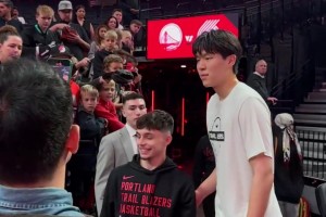 很受大家喜爱啊🥰杨瀚森赛前为热情的开拓者球迷合影、签名~~