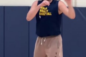 必须得颠两下足球！努力训练的约基奇！熟悉的高位策应！