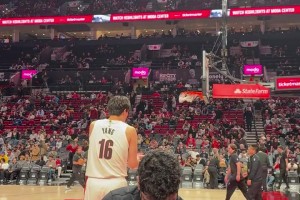 天道酬勤！对阵勇士中场，球迷拍到杨瀚森提前回场热身找三分手感