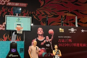 48岁的吉诺比利中国行活动，身旁站着一位女主持人姐姐