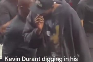 这味儿挺足！杜兰特抠完鼻子后给球迷一个大力击掌🤣🤣🤣