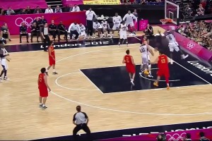 勇士新秀威尔-理查德训练中一记漂亮顺下，巴特勒和科尔赞不绝口