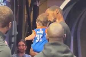 杜兰特虽然还是单身，但抱小孩的手势也太娴熟了吧😂😂😂